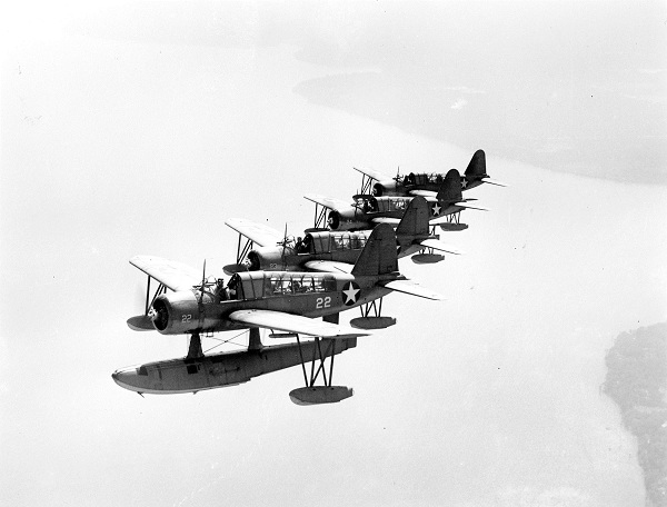  Voo do OS2U Kingfisher em formação de escalão sobre Estação Naval Aérea de Jacksonville em 1943. 